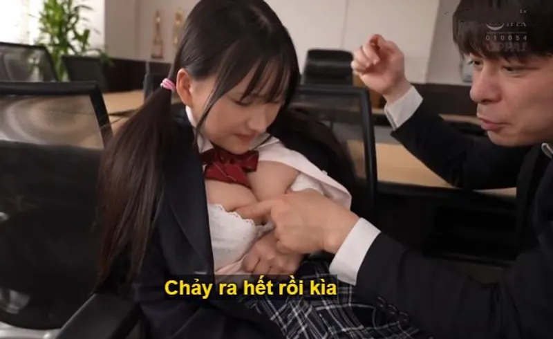 Trong suốt 3 năm, thầy giáo rèn luyện cô học trò vú đẹp thành "cái bình đựng tinh"