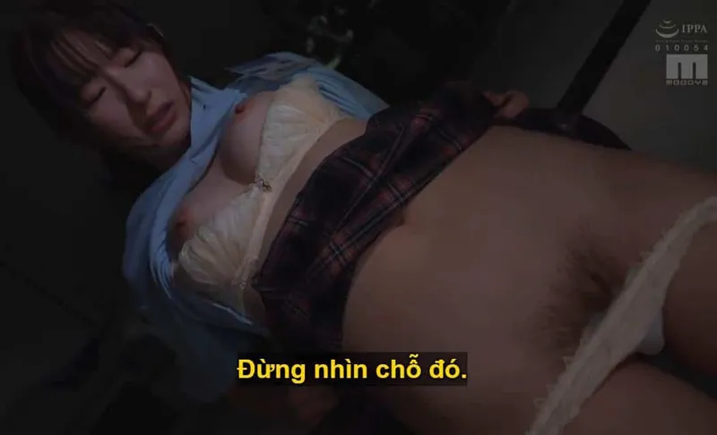 Người sếp trên mưu tính "lên giường" với em nhân viên dưới quyền kiêu kỳ lười nhác, suốt ngày chỉ chăm chăm chat chit cùng bạn trai.